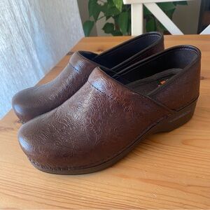 Dansko Women’s XP Tooled Leather Floral clogs in brown, 39/8